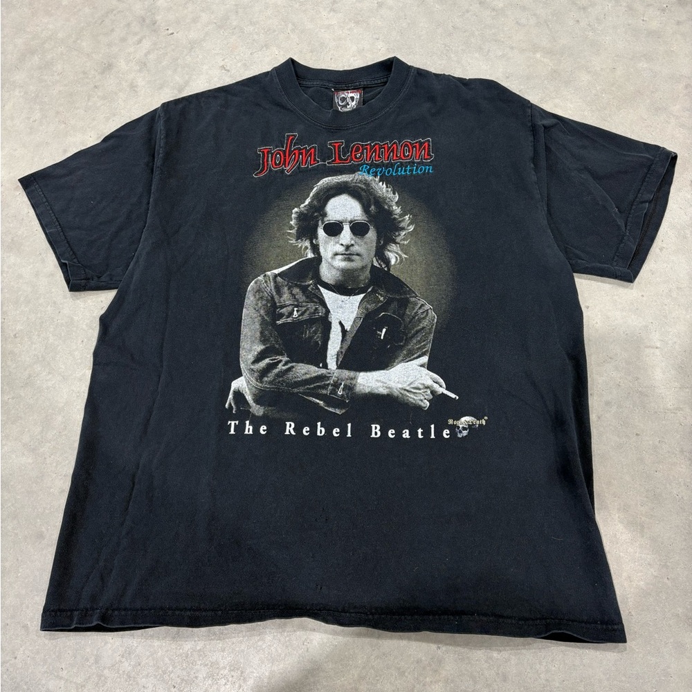 John Lennon tee 

Crazy front and back hit 

No size tags fits like L